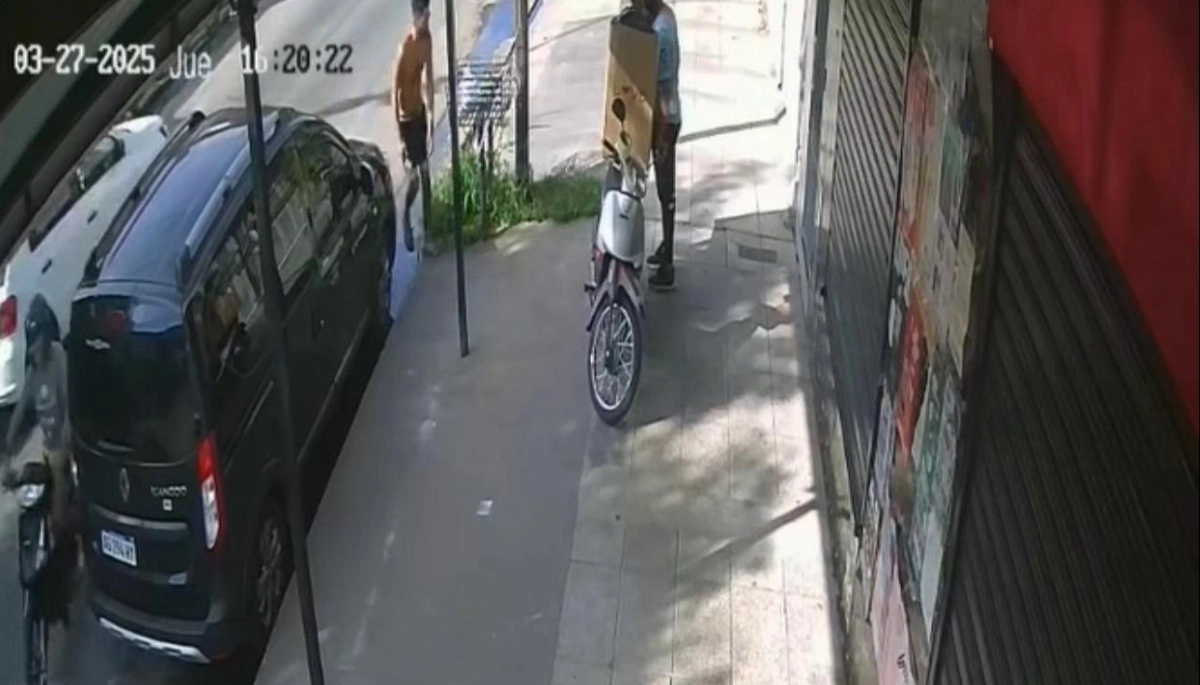 Inseguridad en Lanús: motochorros arruinaron a un repartidor de Mercado Libre