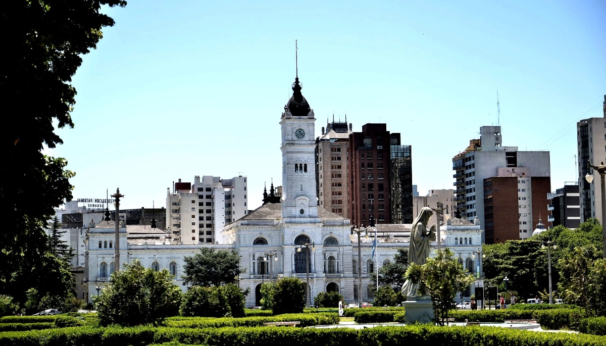 Aumento del 56% del salario mínimo municipal en La Plata y nuevo escalafón
