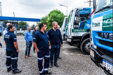Cascallares presentó una nueva flota de camiones para la recolección de residuos en Almirante Brown