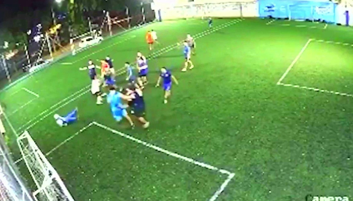 Policías de civil se pelearon con barras bravas de Vélez en una cancha de fútbol