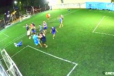 Policías de civil se pelearon con barras bravas de Vélez en una cancha de fútbol
