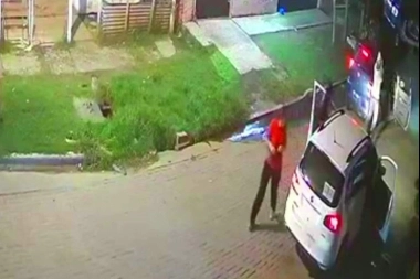 Robo de auto en Merlo: encapuchados y fuertemente armados, asaltaron a mujeres que frenaron en una esquina