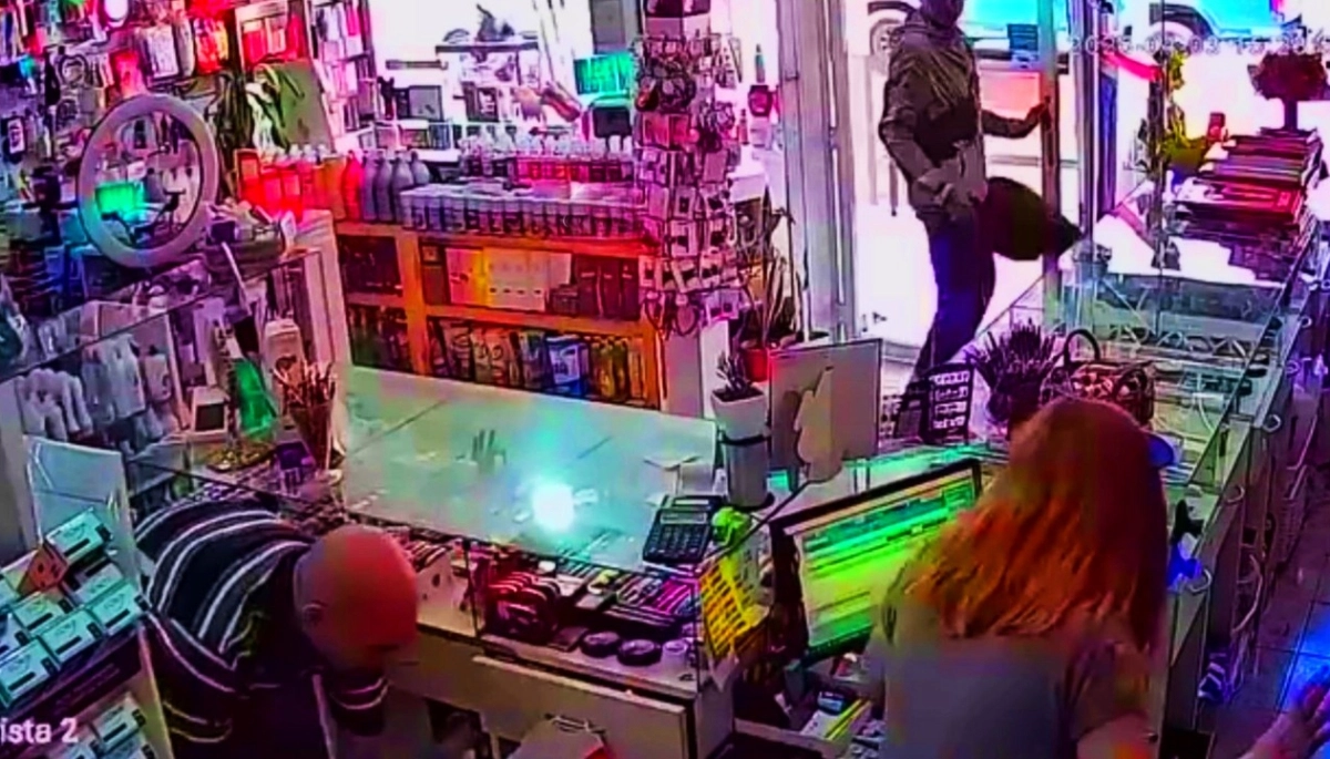 Inseguridad en Tres de Febrero: simuló ser un cliente y con un cómplice desvalijó una perfumería