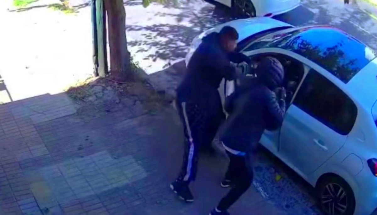 Conurbano descontrolado: armados y con los pantalones caídos, le robaron el auto cuando estacionó
