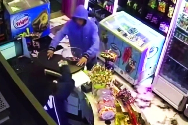 Inseguridad en Tres de Febrero: adolescente amenazó a una comerciante y le sustrajo la recaudación