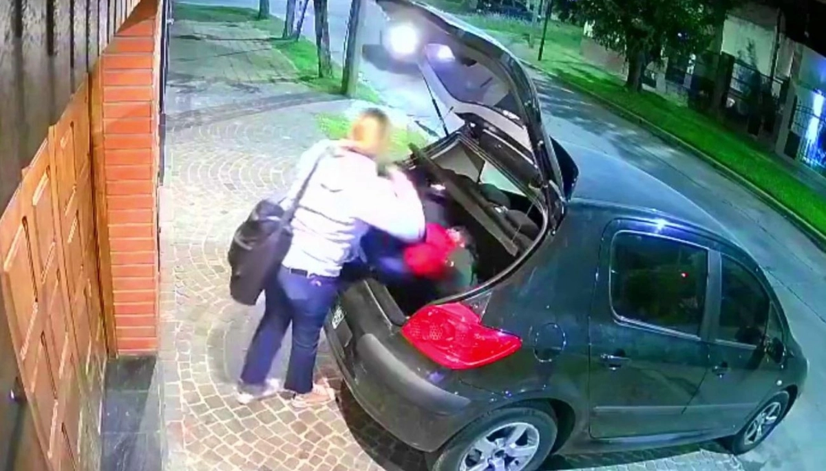 Con la velocidad y los reflejos de un felino, evitó el robo del auto y se refugió en la vivienda