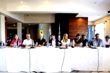 Kicillof reunió a sus intendentes en La Plata: llamado a la unidad, mesas distritales y presencias inesperadas