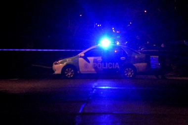 Inseguridad en La Plata: pincharon y cuando cambiaron el neumático los dejaron en llantas