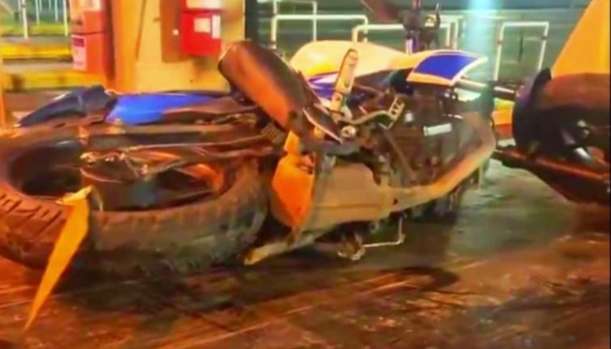 Arde la ciudad: el cantante de la Mancha de Rolando discutió con un motoquero y le destruyó el vehículo