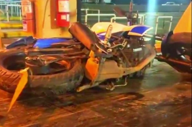Arde la ciudad: el cantante de la Mancha de Rolando discutió con un motoquero y le destruyó el vehículo