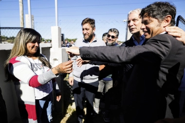 En La Plata: Kicillof visitó Melchor Romero y entregó más de 20 viviendas a vecinos