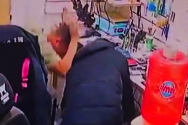 Conurbano descontrolado: hombres armados desvalijaron un comercio de telefonía en Florencio Varela