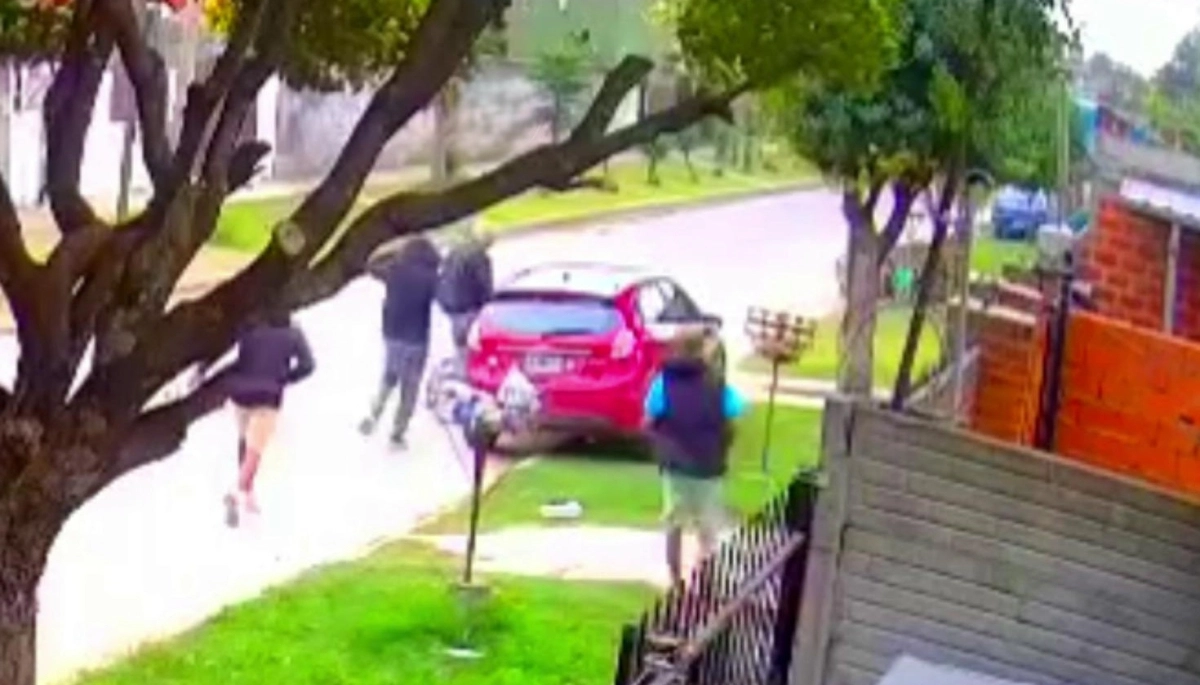 Inseguridad en Berazategui: golpes y bolsiqueo durante un brutal robo automotor