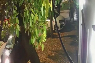 Salió de la casa en La Plata y una banda de encapuchados le robó el auto con culatazos