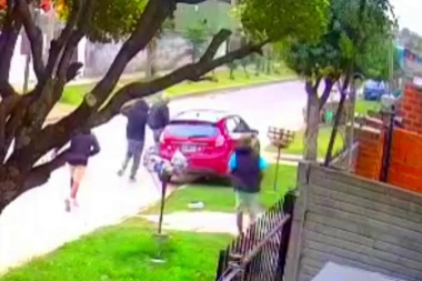 Inseguridad en Berazategui: golpes y bolsiqueo durante un brutal robo automotor