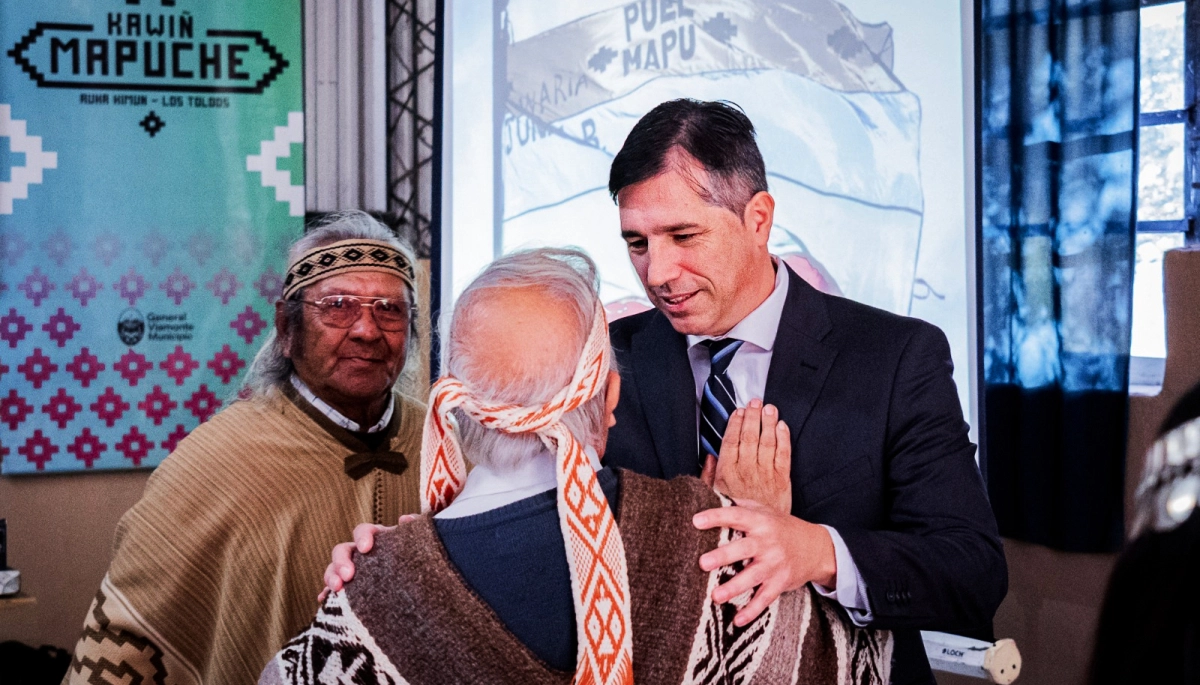 General Viamonte: Flexas presentó el diccionario mapuche “INCAFMANKIMVN”