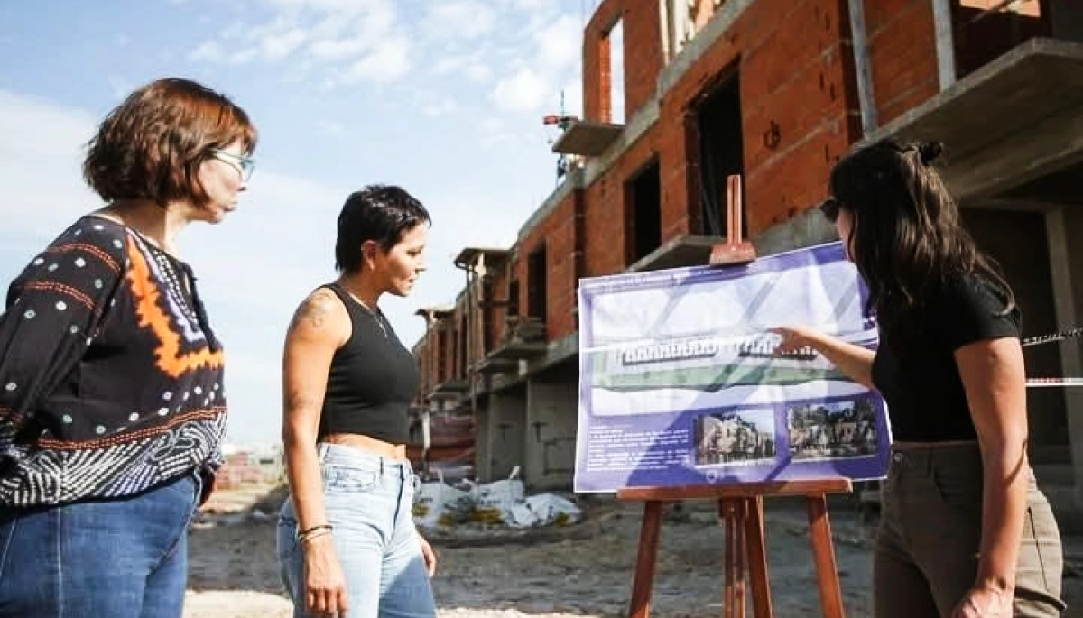 Mayra Mendoza y Batakis supervisaron la construcción de viviendas en Quilmes Oeste
