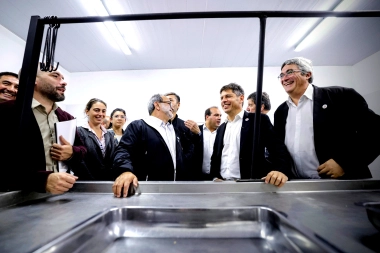 Kicillof se mostró con intendente radical y exigió a Milei que use la plata del FMI para “la gente”