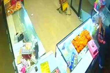 Detuvieron a un goloso que robó dinero y postres de una panadería