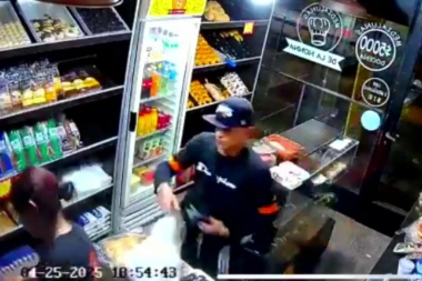 Café con leche, medialunas y la recaudación: con una cuchilla amenazó a la empleada y asaltó una cafetería
