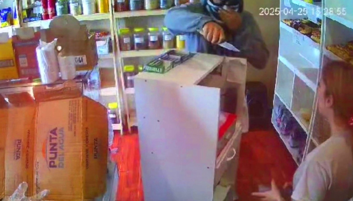 Increíble robo en Tres de Febrero: a metros de la casa y con un cuchillo, se llevó la recaudación de una distribuidora
