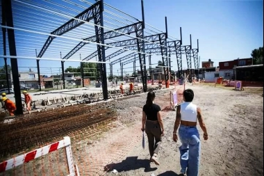 En Barrio Kolynos: Mayra Mendoza recorrió obras para el nuevo Polideportivo de Quilmes
