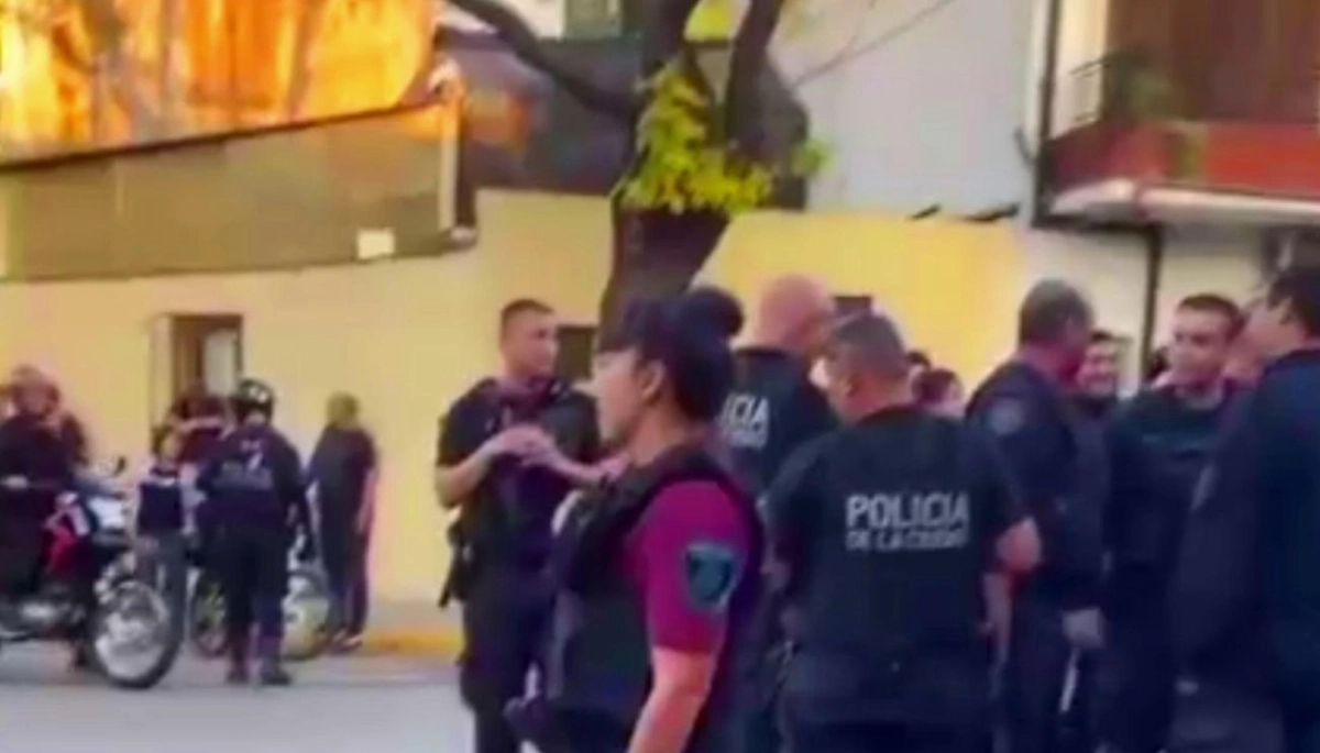 Descontrol en CABA: presuntos delincuentes atropellaron a motoqueros, chocaron auto estacionado e intentaron huir a pie