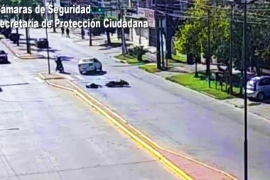 Motoquera distraída fue atropellada por un automovilista que por centímetros no causó una tragedia