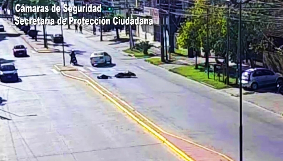 Motoquera distraída fue atropellada por un automovilista que por centímetros no causó una tragedia