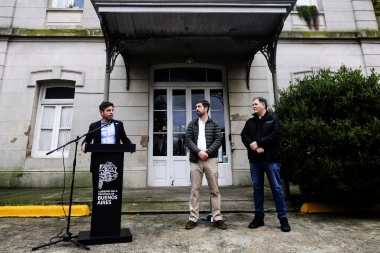 Con palos a Milei, Kicillof entregó vehículos para la seguridad de Mercedes: “Acá no hay lugar para el ajuste”