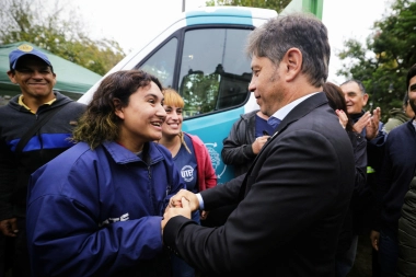 En el marco del cumpleaños de Evita, Kicillof recorrió un centro comunitario en Mercedes
