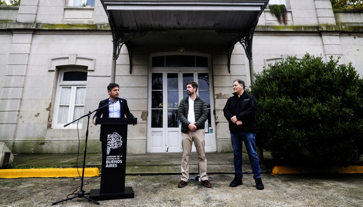 Con palos a Milei, Kicillof entregó vehículos para la seguridad de Mercedes: “Acá no hay lugar para el ajuste”