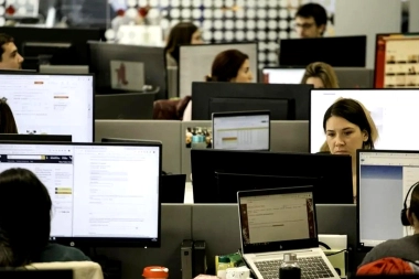 Por un año: El Gobierno bonaerense otorgará un extra salarial para estatales con títulos universitarios