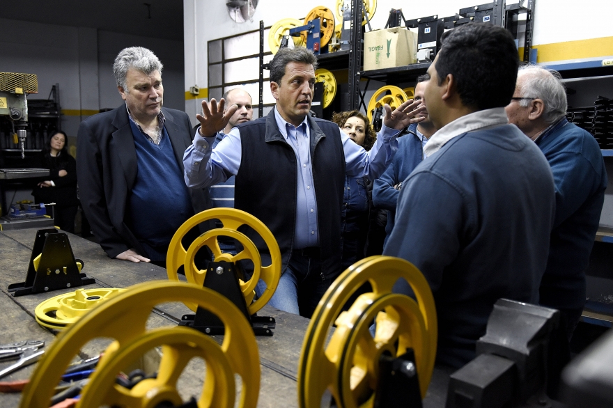 Massa visitó Lomas de Zamora y subrayó que lo más importante "es la seguridad y el trabajo"