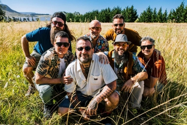 Los Auténticos Decadentes se unen a Las Pastillas del Abuelo y arman fiesta con “El Ratón”