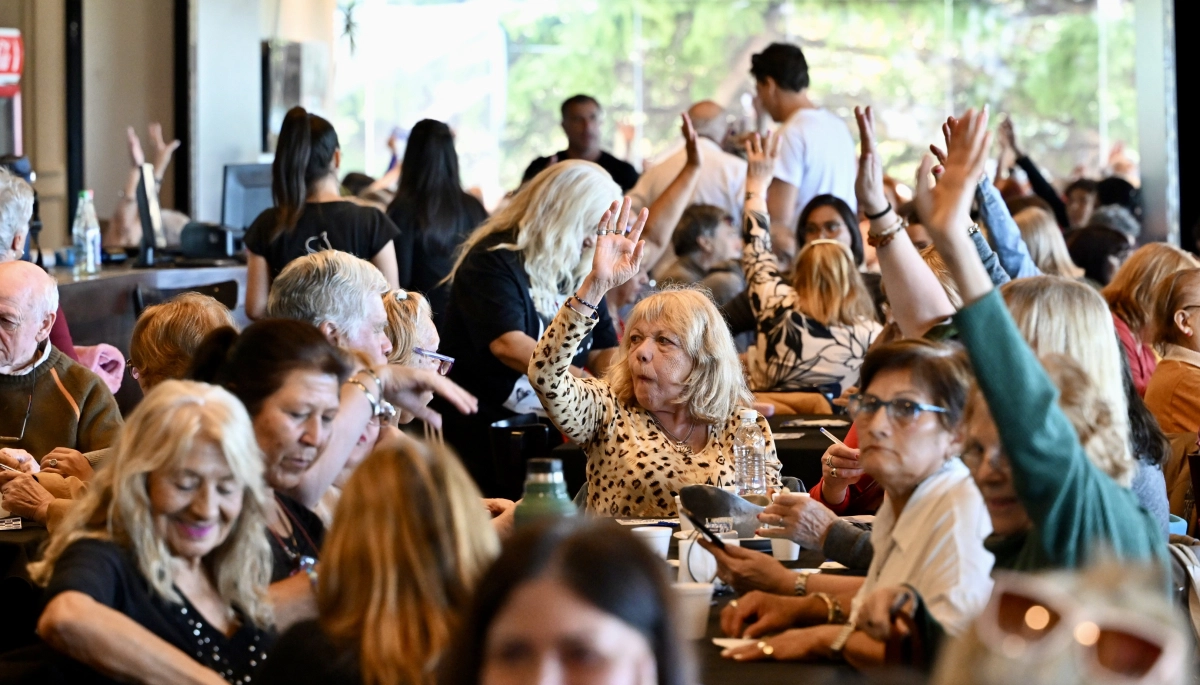 Lotería y el IPS organizaron el Bingo Recreativo en La Plata con gran concurrencia de jubilados