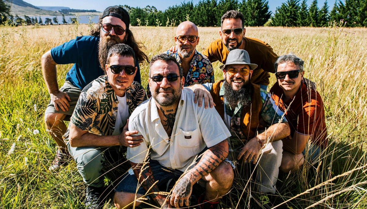 Los Auténticos Decadentes se unen a Las Pastillas del Abuelo y arman fiesta con “El Ratón”