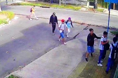 Futuro comprometido: salieron del colegio y les robaron adolescentes "pirañas"
