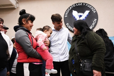 Ghi encabezó un acto y entregó escritura de viviendas a más de 200 familias en Morón