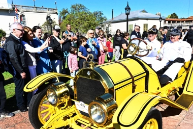 Colección de vehículos antiguos: Zamora encabezó la edición XXVIII del Gran Premio Recoleta-Tigre