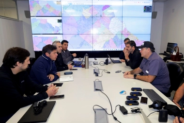 Kicillof encabezó reunión de emergencia en el centro operativo que coordina la asistencia frente a las inundaciones