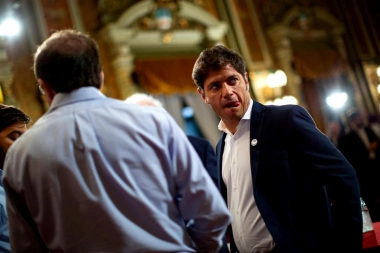 Kicillof lanzó una nueva licitación millonaria para fabricar carteles politizados en las escuelas