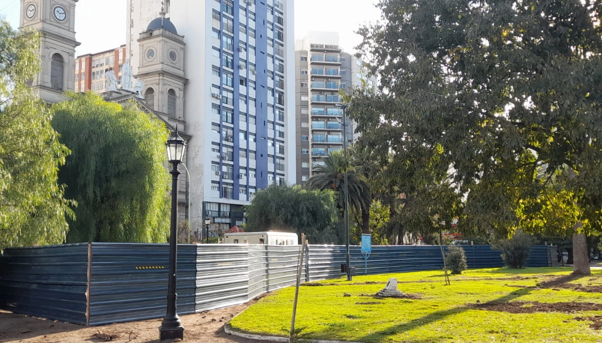 Renovación en Bahía Blanca: comenzaron las obras de la plaza Rivadavia para su puesta en valor
