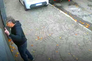 Se enojó por la música alta y a los gritos amenazó a un chico con una pistola