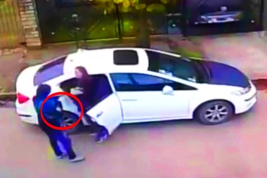 La mamá lo subió al auto para ir al club y un delincuente le robó hasta los juguetes