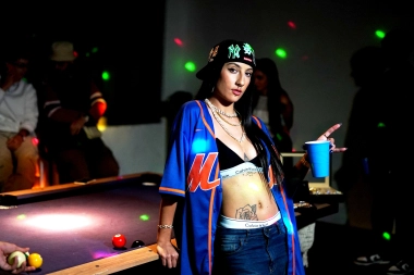 De la mano de Rouse Bby, llega “Dos Tragos”: un nuevo himno para las noches de fiesta