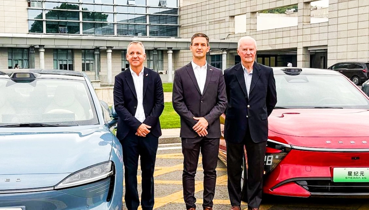 Nicolás Mantegazza inició su gira oficial por China con la visita a una planta multinacional