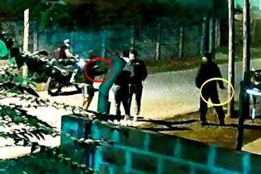 Temerario adolescente se deshizo del celular cuando motochorro apuntó la pistola al rostro de los amigos