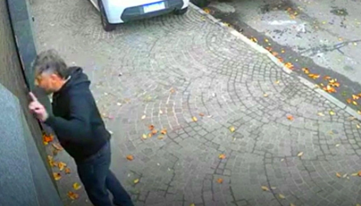 Se enojó por la música alta y a los gritos amenazó a un chico con una pistola