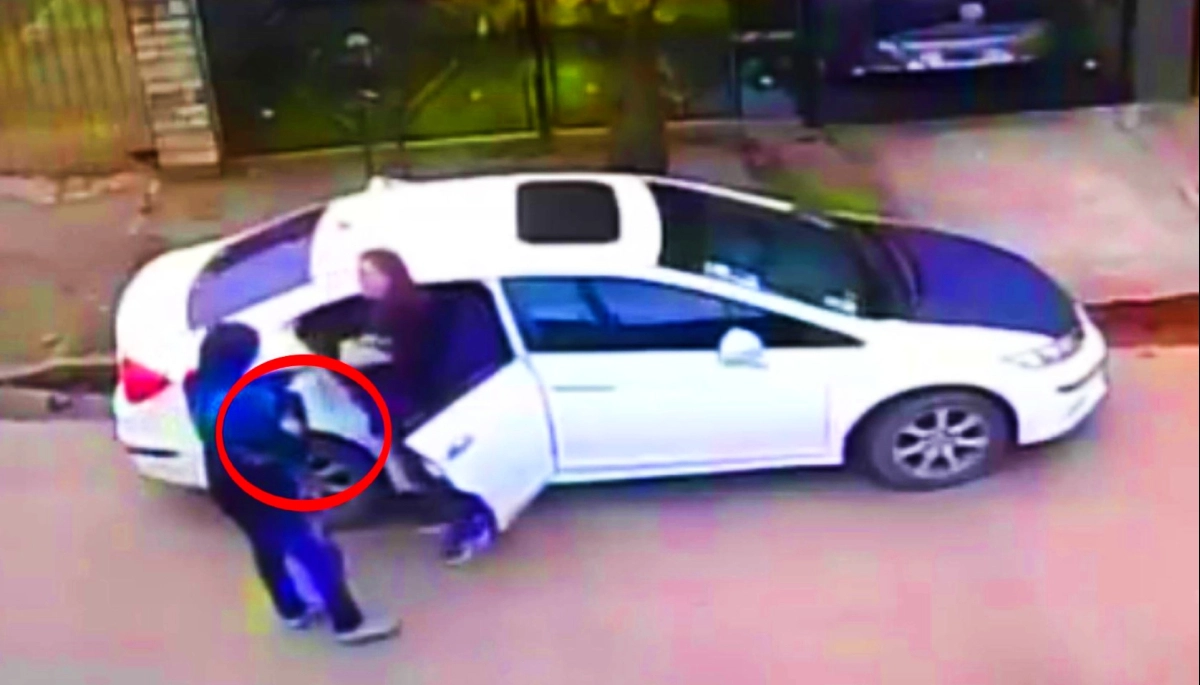 La mamá lo subió al auto para ir al club y un delincuente le robó hasta los juguetes